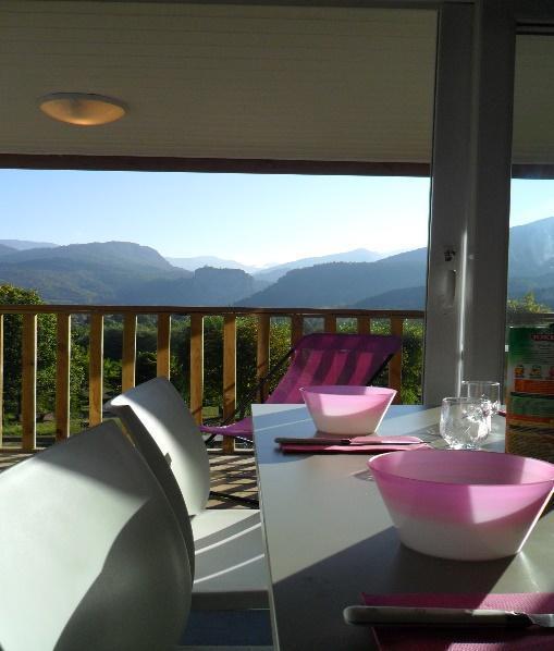 La Résidence de plein air panoramique du Verdon, située à Castellane propose la location de mobil-homes de qualité à des tarifs attractifs.