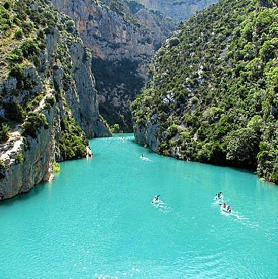 À la Résidence de plein air panoramique du Verdon, située à Castellane , vous avez accès à de nombreuses activités.