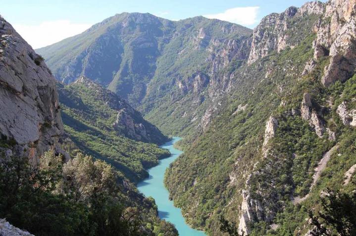 Located on the GR4 trail, Résidence de Plein Air Panoramique du Verdon in Castellane offers easy access to the region's hiking trails.