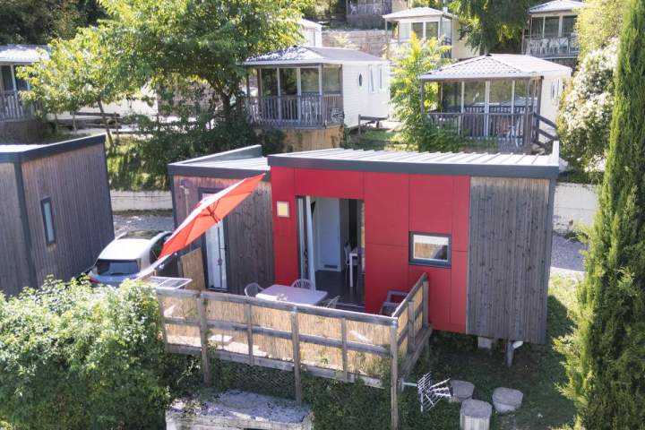 mobil home grd standing en 1er plan