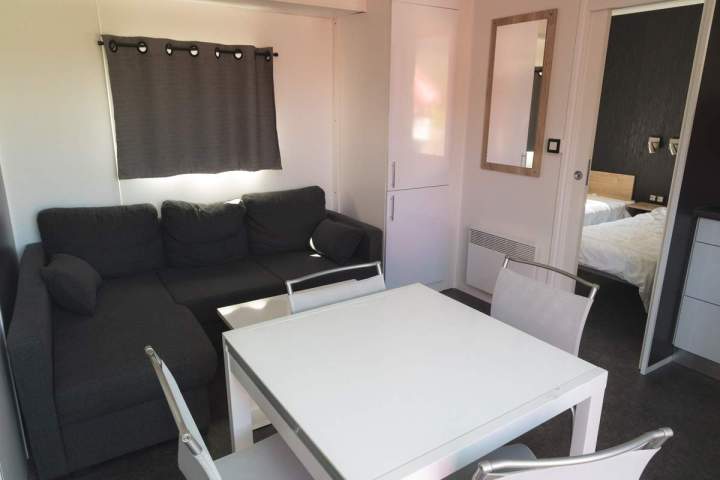 salon bungalow grd standing (2)