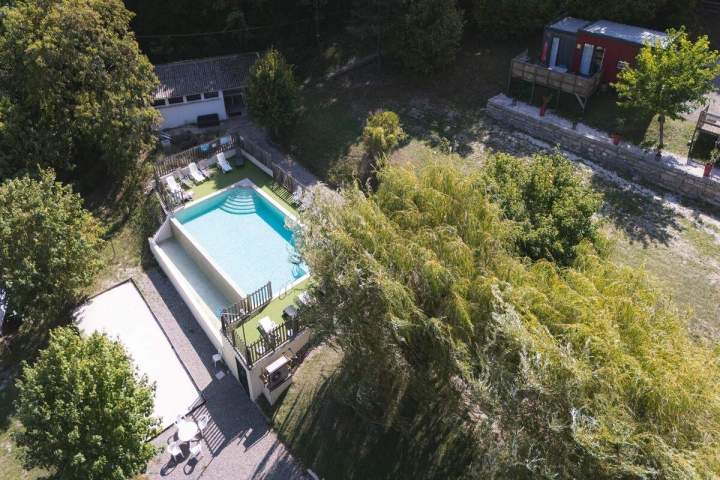 vue aériene sur la piscine à débordement